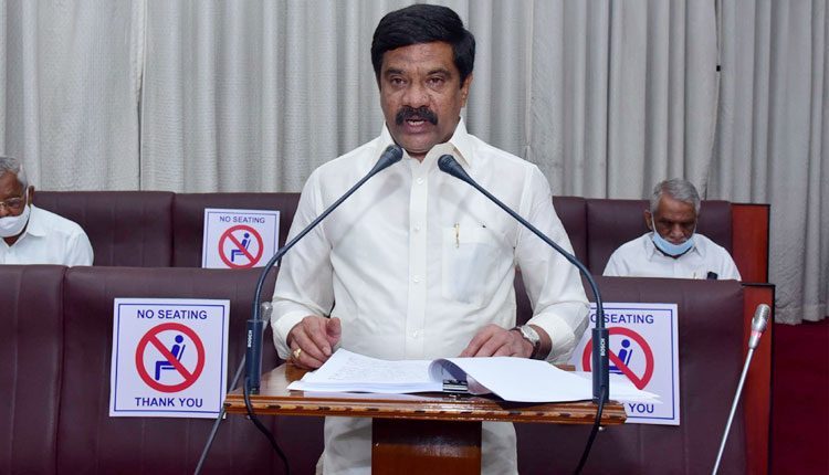 మండలిలో బడ్జెట్‌ ప్రవేశపెట్టిన వేముల