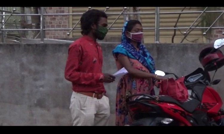 ఎర్ర‌టి ఎండ‌లో గ‌ర్భిణి 3 కి.మీ. న‌డ‌క‌.. ఎస్ఐ స‌స్పెండ్