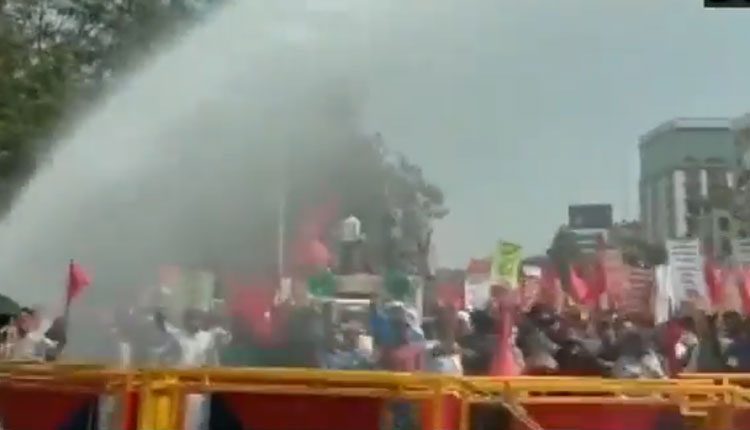 వామ‌ప‌క్షాల‌ ఆందోళ‌న.. పోలీసుల లాఠీచార్జి