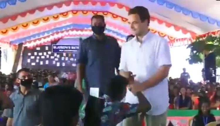 విద్యార్థుల‌తో కలిసి రాహుల్‌గాంధీ పుష్ అప్స్‌, డ్యాన్స్