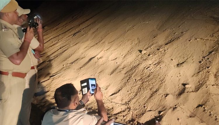 మట్టిలో కూరుకుపోయి.. ముగ్గురు చిన్నారుల మృతి