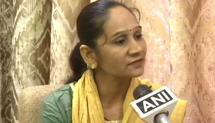 ఎమ్మెల్యే భర్త ఆచూకీ చెప్పండి.. రివార్డు పట్టండి