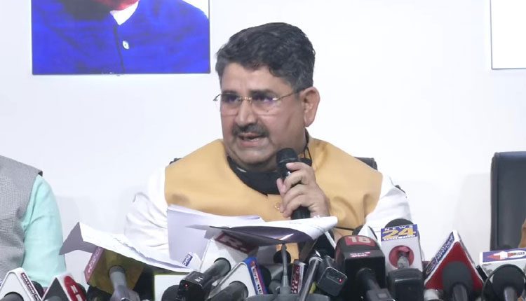 బీహార్ అసెంబ్లీలో అధికార, విప‌క్షాల బాహాబాహీ