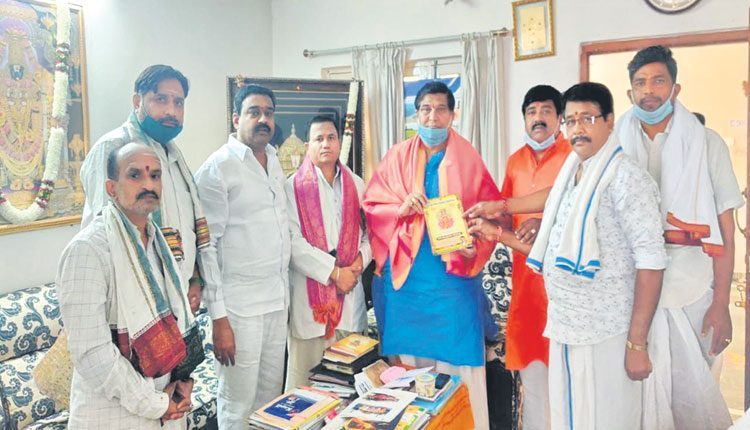 రమణాచారికి రథయాత్ర తీర్థప్రసాదాలు