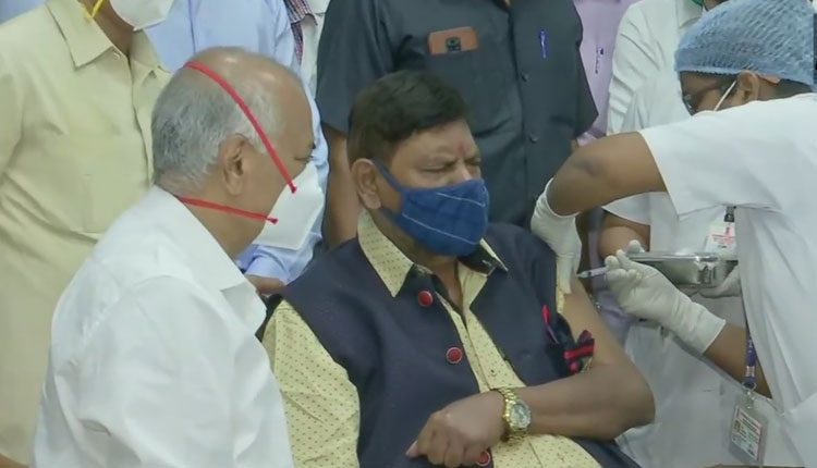 భార్య‌తో క‌లిసి కొవిడ్ టీకా తీసుకున్న కేంద్ర‌మంత్రి