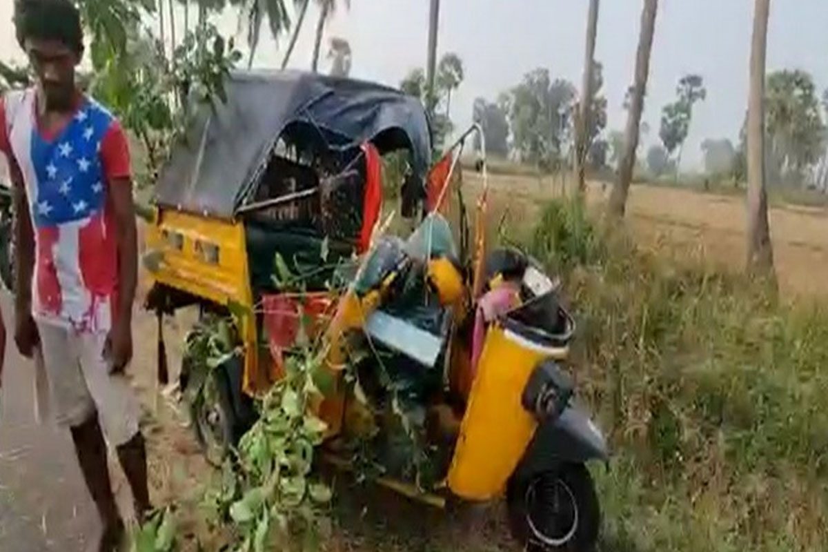 టిప్పర్‌ను ఢీకొట్టిన ఆటో.. ముగ్గురు దుర్మరణం