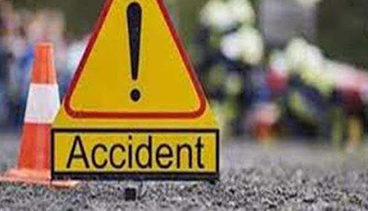 రోడ్డు ప్రమాదంలో ఇద్దరు బీటెక్‌ విద్యార్థులు దుర్మరణం