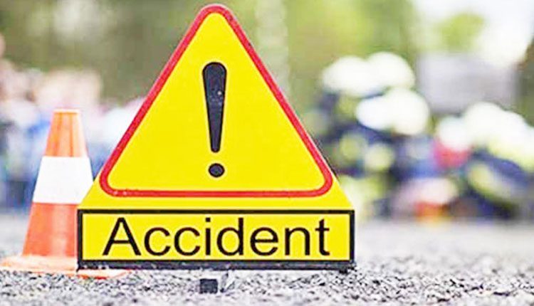 వ్యాను, బ‌స్సు ఢీ.. న‌లుగురు మృతి, 62 మందికి గాయాలు