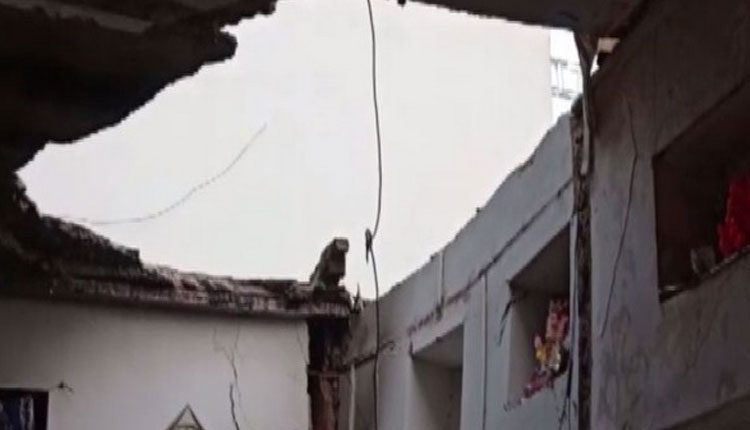 భవనం పైకప్పు కూలి ముగ్గురు మృతి.. నలుగురికి తీవ్రగాయాలు