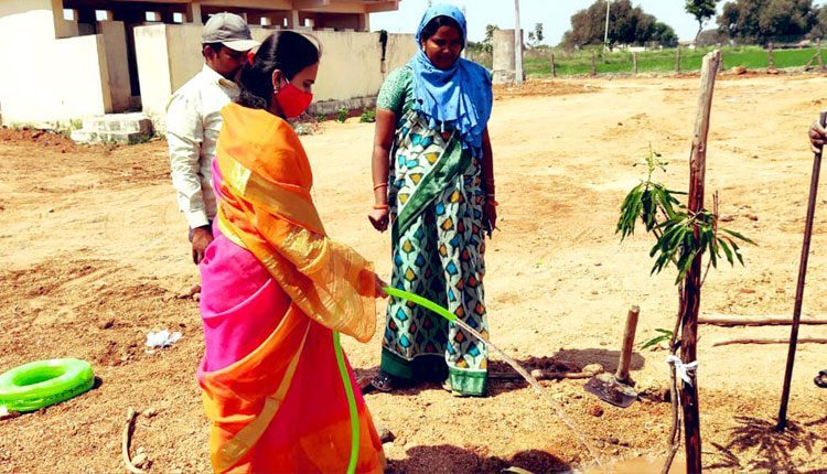 సర్పంచ్‌కు ఎంపీ సంతోష్‌ ప్రశంస