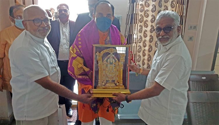 టీటీడీ ఛైర్మన్‌ను కలిసిన  బీజేపీ ఎంపీ సుబ్రహ్మణ్య స్వామి