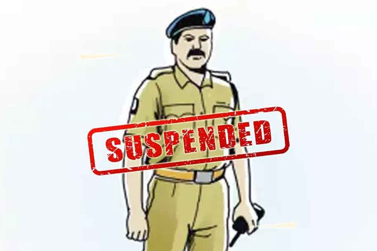 డ్రైవర్‌ను చితకబాదిన పోలీసులపై సస్పెన్షన్‌ వేటు