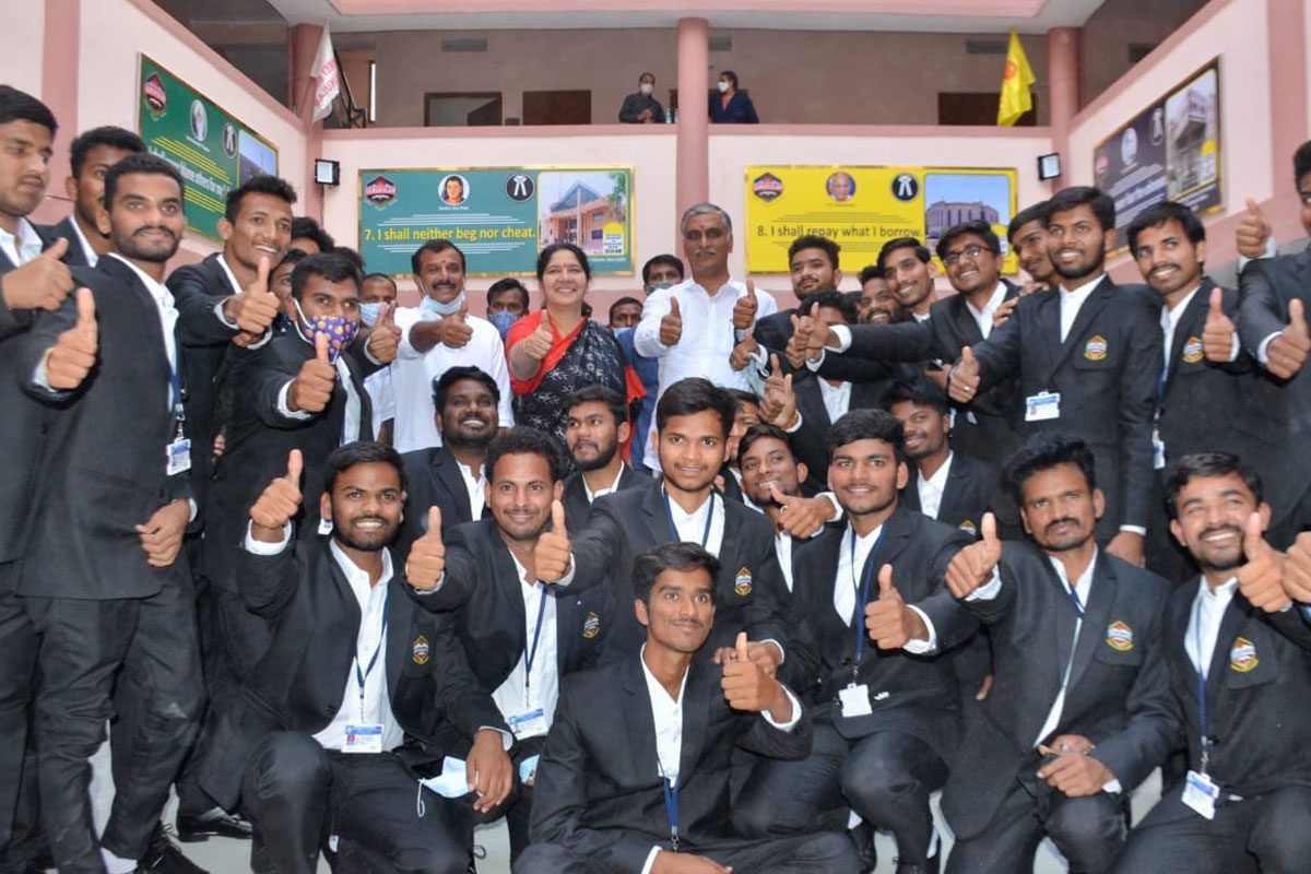 గిరిజన విద్యార్థులకు నాణ్యమైన విద్య అందించడమే లక్ష్యం : మంత్రి