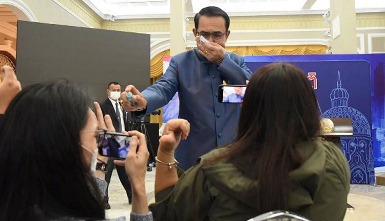 జర్నలిస్ట్‌ల ముఖాలపై.. శానిటైజర్‌ స్ప్రే చేసిన థాయి ప్రధాని