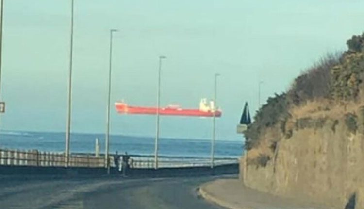 ఆకాశంలో తేలుతున్న ఓడ.. ఫొటో వైరల్‌