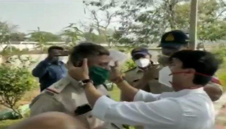 గాయపడిన పోలీస్‌కు జ్యోతిరాదిత్య సింధియా ప్రథమ చికిత్స