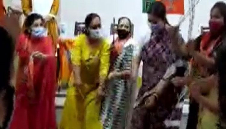 ఎన్నికల సిత్రాలు.. దాండియా ఆడిన కేంద్ర మంత్రి