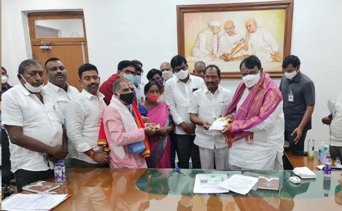 ధర్మపురి బ్రహ్మోత్సవాలకు స్పీకర్‌ను ఆహ్వానించిన మంత్రి