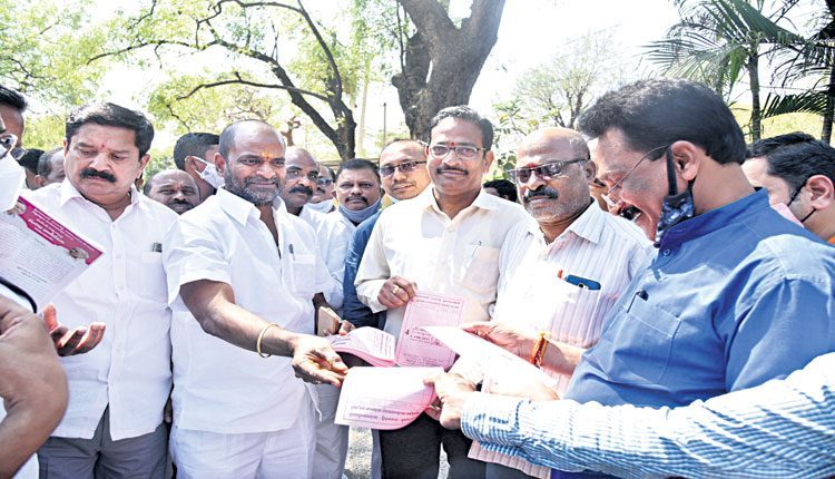 ఉద్యోగాల్లేకుండా చేస్తున్న బీజేపీ