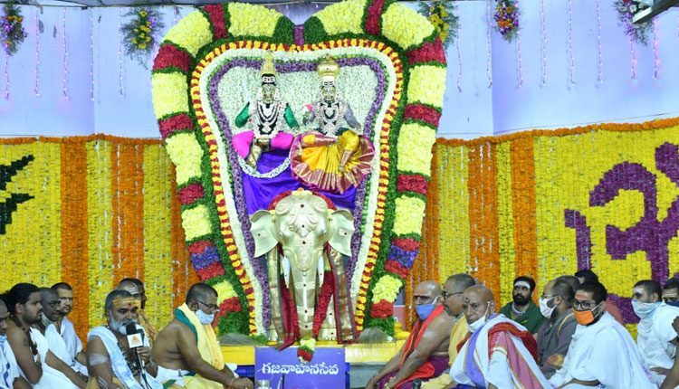 గజవాహనంపై గరళకంఠుడి వైభవం