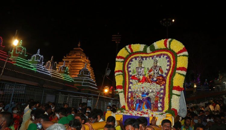 రావణ వాహనంపై ఊరేగిన శ్రీశైలేషుడు..