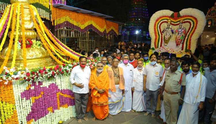 పుష్పపల్లకిలో ఉరేగిన నీలకంఠుడు