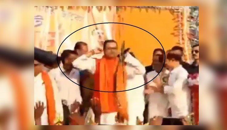 క్షమించండి.. అంటూ చెవులు పట్టుకుని బస్కీలు తీసిన నేత