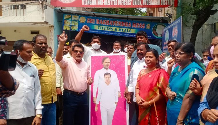 పీఆర్సీపై ఉద్యోగుల సంబురాలు