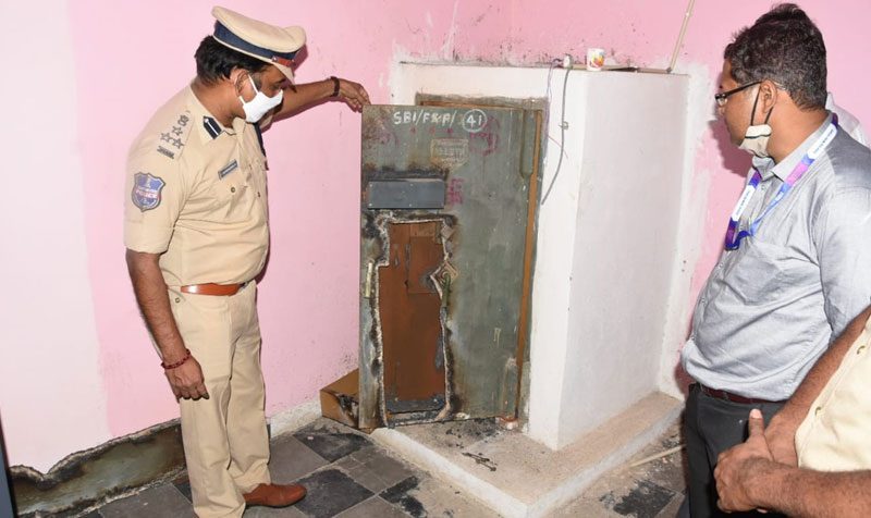 గుంజపడుగు ఎస్బీఐలో భారీ చోరీ