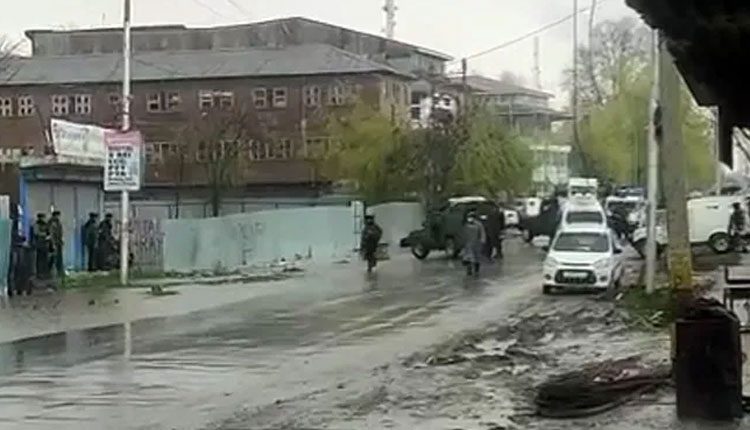 మున్సిప‌ల్ ఆఫీస్‌పై ఉగ్ర‌వాదుల కాల్పులు.. గ‌న్‌మ్యాన్, కౌన్సిల‌ర్ మృతి