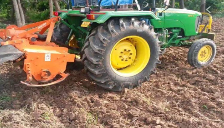 పొలం దున్నే ట్రాక్టర్‌ యంత్రం కిందపడి బాలుడు మృతి