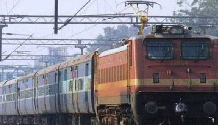 31 నుంచి రైళ్ల ర‌ద్దు అబ‌ద్ధం: రైల్వేశాఖ