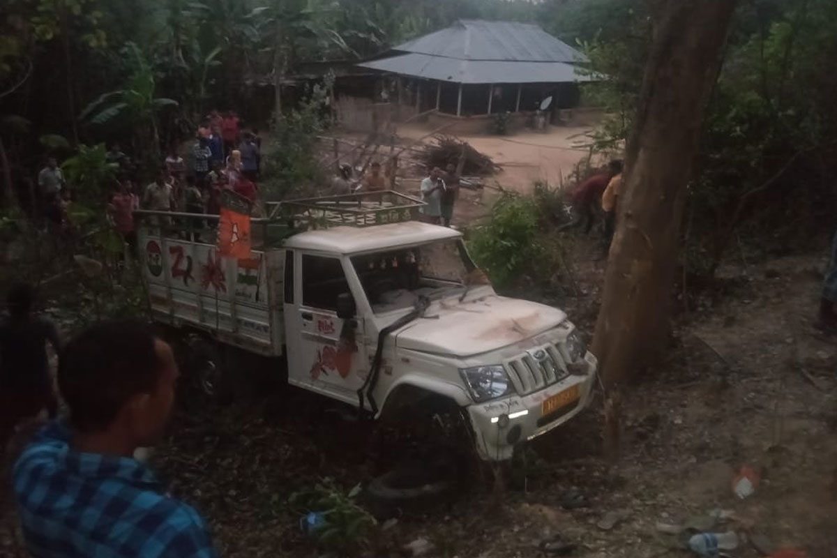 మినీ ట్రక్కు అదుపుతప్పి ఐదుగురు దుర్మరణం