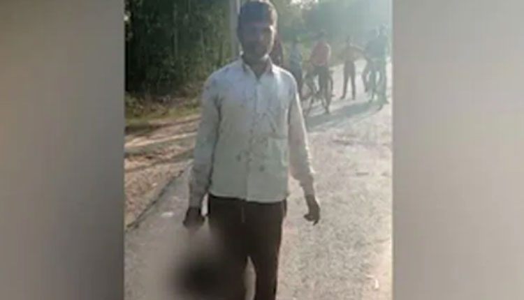 కుమార్తెను నరికి.. తలతో గ్రామంలో నడిచిన తండ్రి