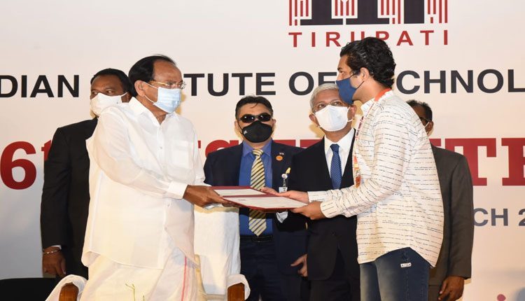 ఇంజినీరింగ్ విద్యార్థులకు భావోద్వేగ, సామాజిక నైపుణ్యాలు అవసరం: వెంకయ్యనాయుడు