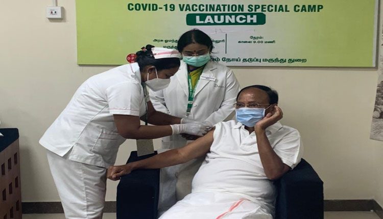 చెన్నైలో వ్యాక్సిన్‌ తీసుకున్న వెంకయ్యనాయుడు
