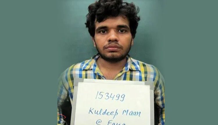 పోలీసుల కండ్లలో కారం చల్లి తప్పించుకున్న వాంటెడ్‌ క్రిమినల్‌