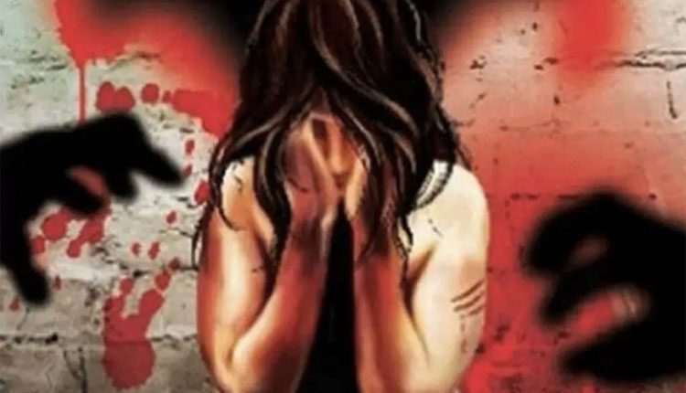 భర్త ముందే భార్యపై ముగ్గురు సామూహిక లైంగికదాడి