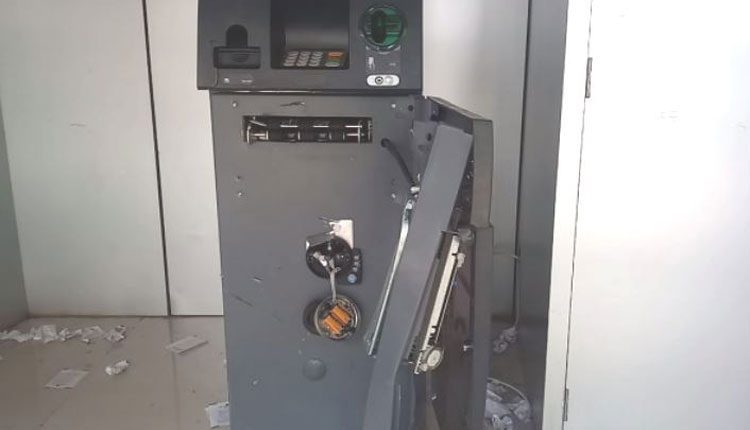 ష‌ట్ట‌ర్ దించి దొంగ‌ను ప‌ట్టించిన మ‌హిళ‌..!