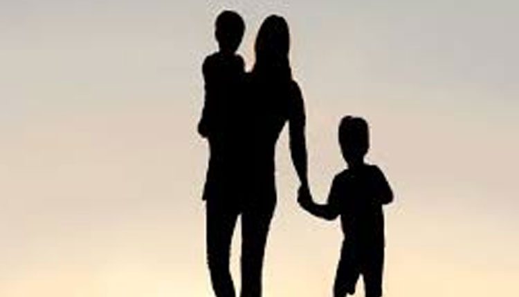 ప‌సిబిడ్డ‌ల‌కు ఉరేసి.. తానూ ఉసురు తీసుకుని..!