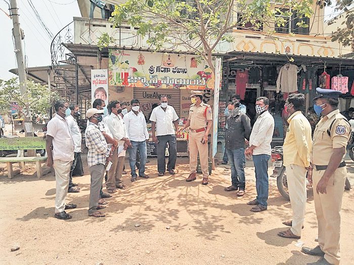 మాస్కులు తప్పనిసరిగా ధరించాలి