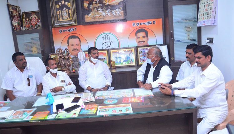 ఐటీ దాడులకు కాంగ్రెస్‌ నాయకులే కారణం