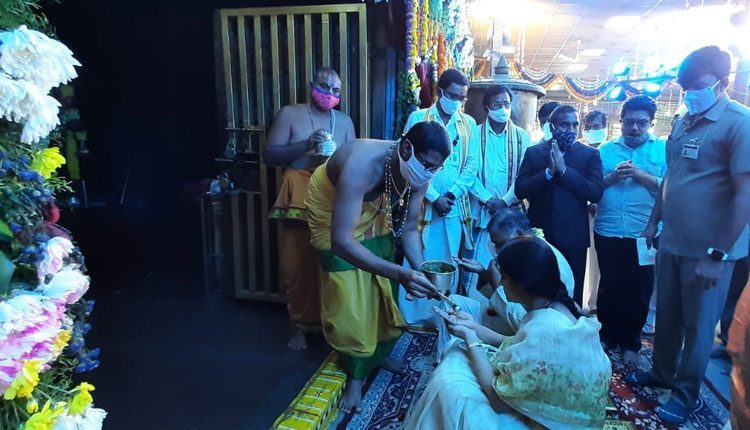 యాదాద్రీశుడిని దర్శించుకున్న జస్టిస్‌ అభిషేక్‌ రెడ్డి