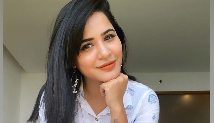 పవన్‌తో నాకు ముడి పెడితే తాట తీస్తా: అశు రెడ్డి