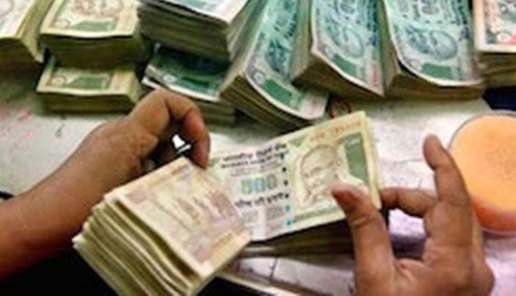 రూ. 20 లక్షల లంచం తీసుకుంటూ పట్టబడ్డ సర్పంచ్‌