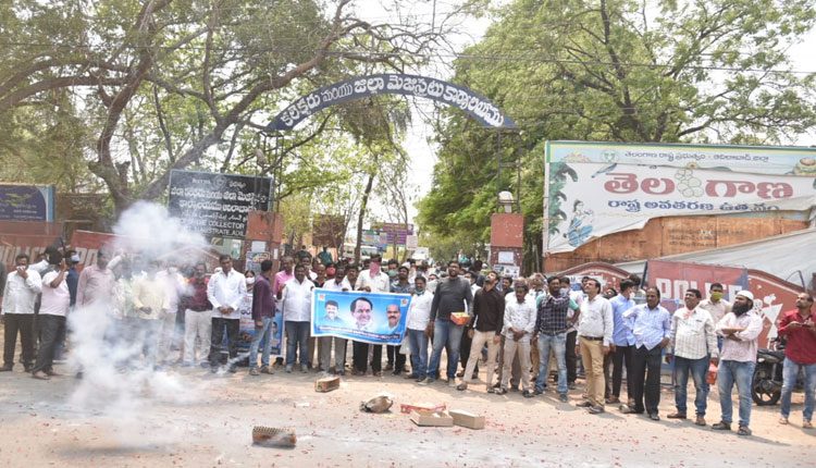 అంబరాన్నంటిన ఉద్యోగుల సంబురాలు..