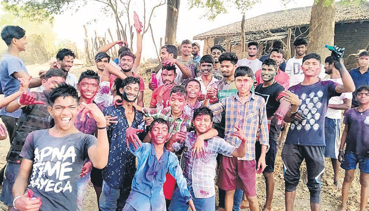 అంబరాన్నంటిన హోలీ వేడుకలు