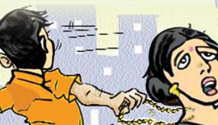 కళ్లలో కారంచల్లి ఏఈవో మెడలోంచి గొలుసు చోరీ