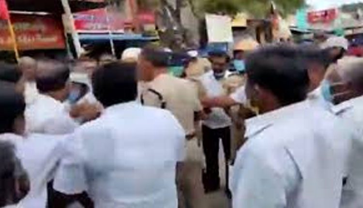 డీఎంకే, ఏఐఏడీఎంకే కార్యకర్తల మధ్య ఘర్షణ