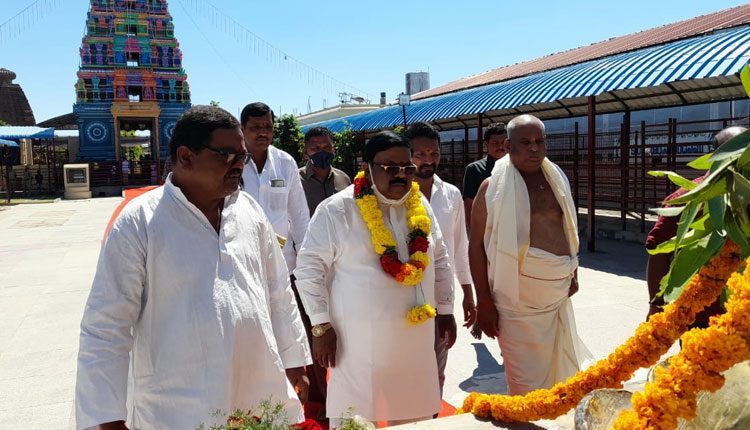 అలంపూర్ క్షేత్రంలో భక్తుల సందడి